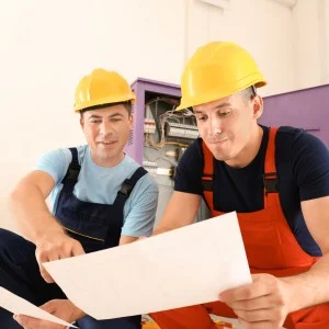 2 Elektriker gucken sich einen Plan an