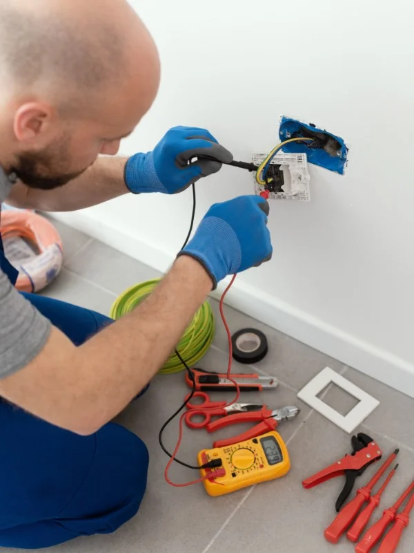 Ein Elektriker bei der Arbeit