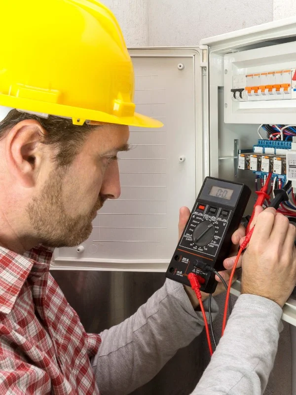 Ein Elektriker bei der Arbeit mit einem Messgerät