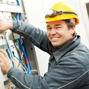 Ein glücklicher Elektriker der für den Schaltschrankbau zuständig