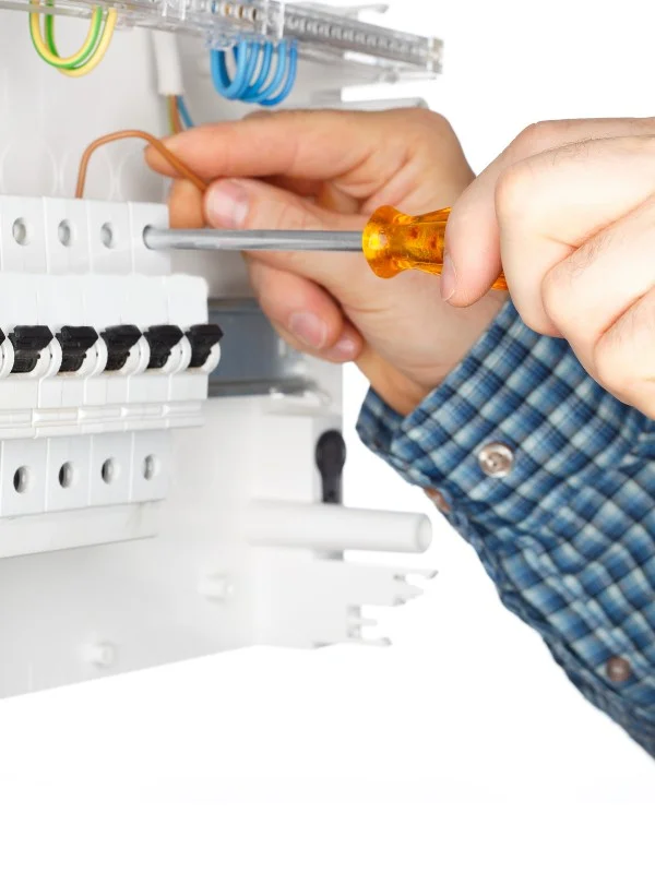 Ein Elektriker arbeitet an einem Sicherungskasten
