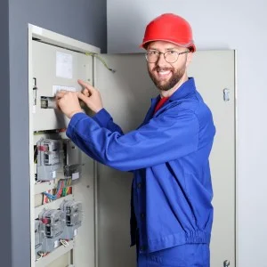 Ein Techniker an einem Zählerschrank